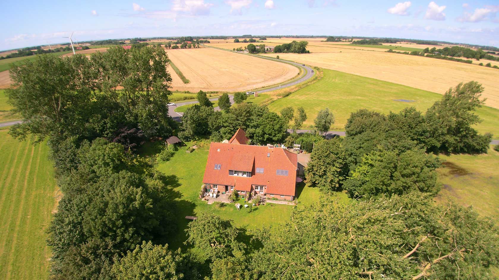 Luftaufnahme des Bauernhauses in Ostfriesland